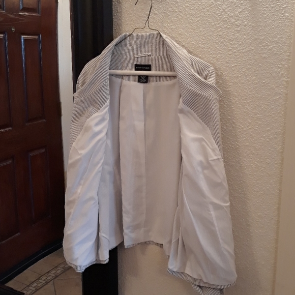 Fully Lined Seersucker Cropped Blazer w/ Cuffs - Picture 2 of 7